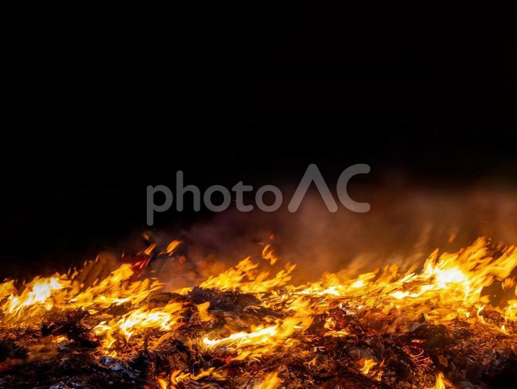 黒いバックに燃える炎の背景画像 炎,炎上,熱の写真素材