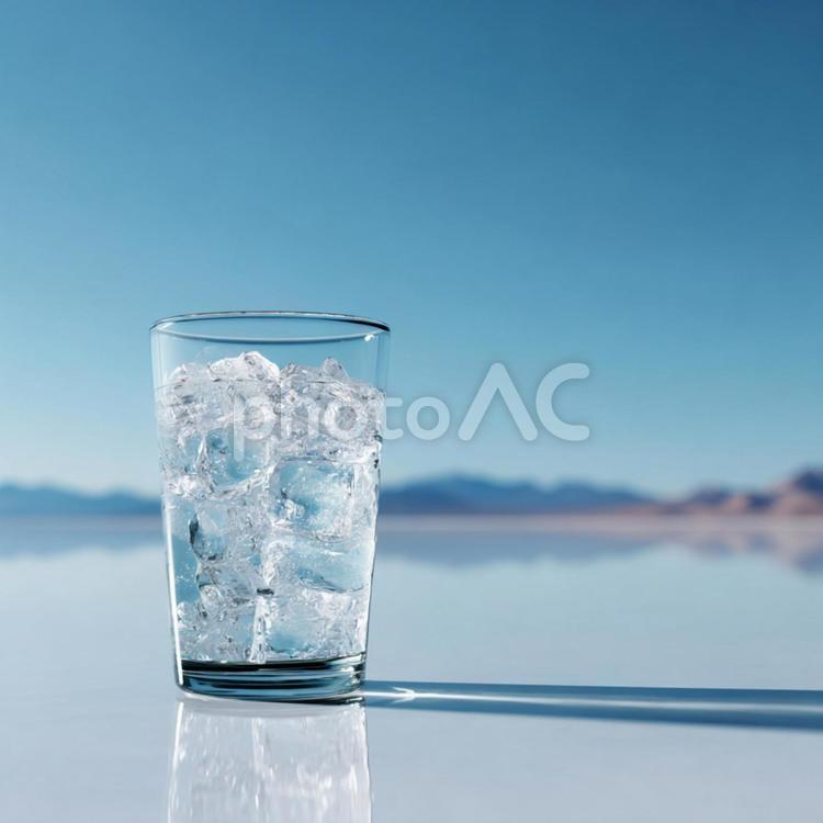 広大な自然の中で一服：涼しげな氷水 水,氷,グラスの写真素材