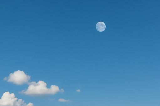 青空に浮かぶ昼の月 青空に浮かぶ昼の月の写真