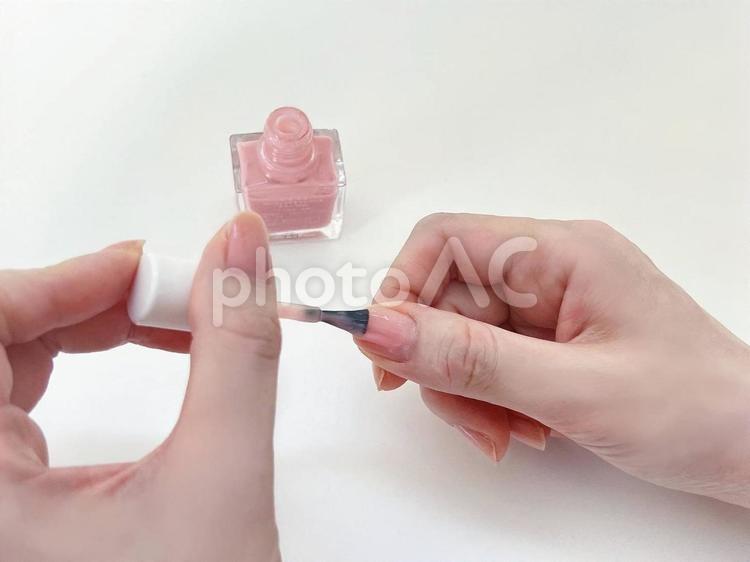マニキュアを塗る女性 マニキュア,女性,マニキュアを塗るの写真素材