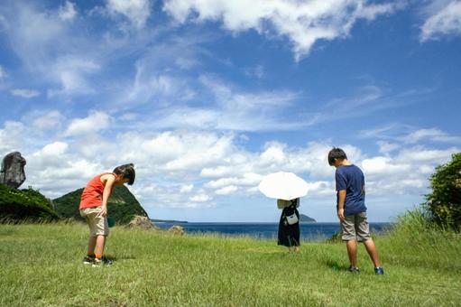 <素材>夏に海辺を散歩する女性と子供達 <素材>夏に海辺を散歩する女性と子供達 家族,親子,女性の写真素材