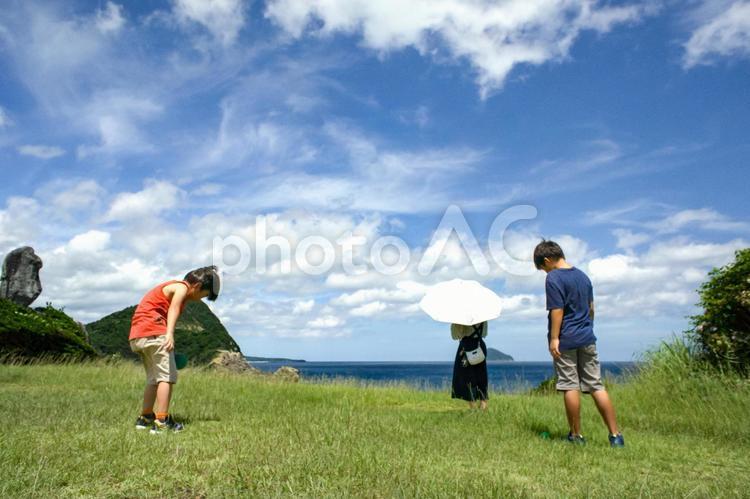 ＜素材＞夏に海辺を散歩する女性と子供達 家族,親子,青空の写真素材