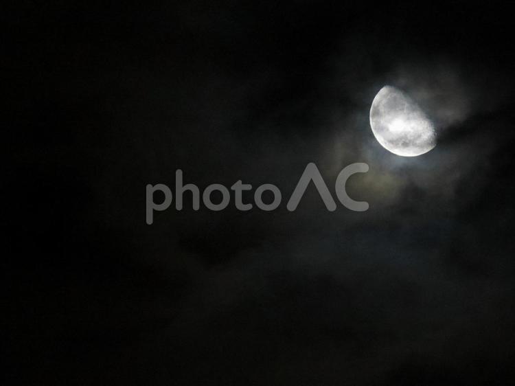 月の夜（右上） 半月,朧月,おぼろの写真素材