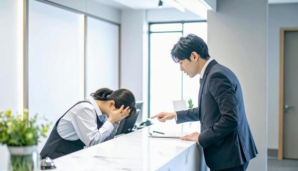 カスハライメージ:深く頭を下げる店員 カスハライメージ:深く頭を下げる店員の写真