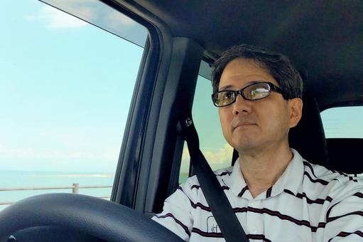 ドライブ中の中年男性 ドライブ中の中年男性 運転,地方,運転手の写真素材
