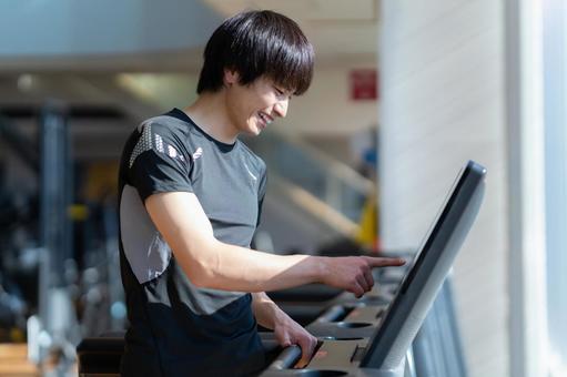 スポーツジムでトレーニングをする若い男性 スポーツジム,フィットネス,ランニングの写真素材