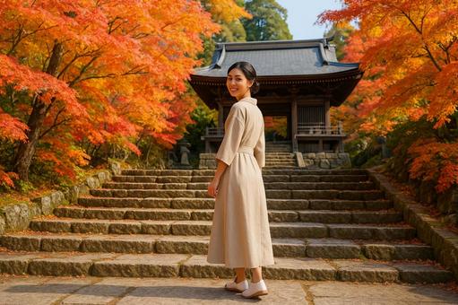 紅葉寺で振り返る女性 紅葉寺で振り返る女性の写真