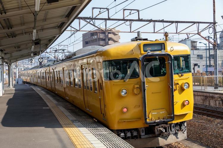 尾道駅を出発した黄色い115系国鉄車両 古い,電車,車両の写真素材