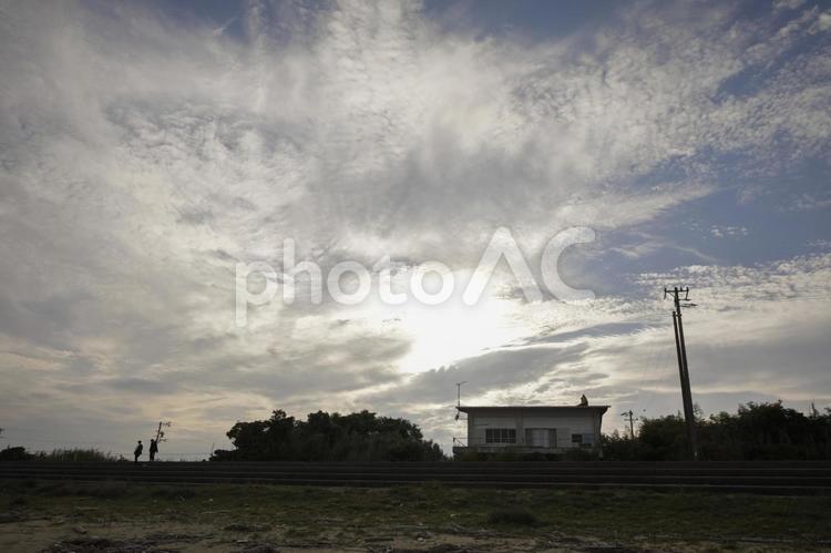 日没前　海辺の空 太陽,夕暮れ,薄暗いの写真素材