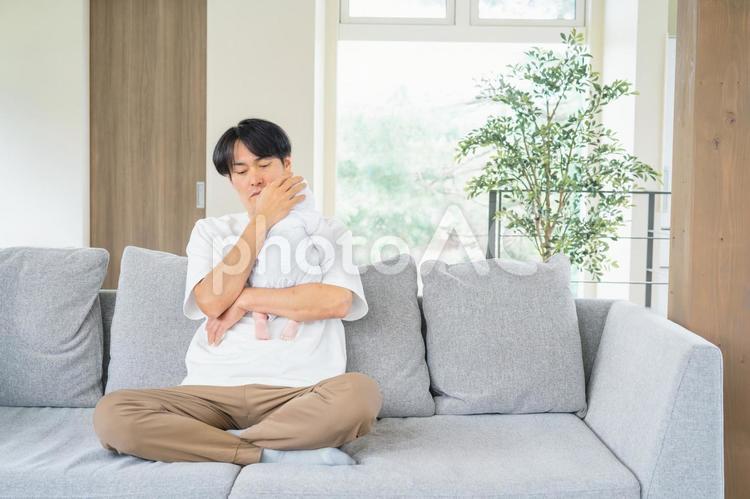 赤ちゃんの面倒を見る男性（考える） イクメン,赤ちゃん,育児の写真素材