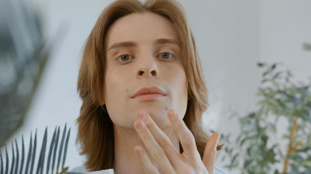 顎をチェックするカメラ目線の男性 男性,外国人,欧米人の写真素材