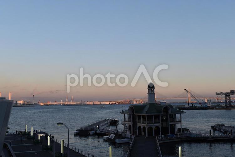 夕焼けのぷかりさん橋 ぷかりさん橋,みなとみらい,横浜の写真素材