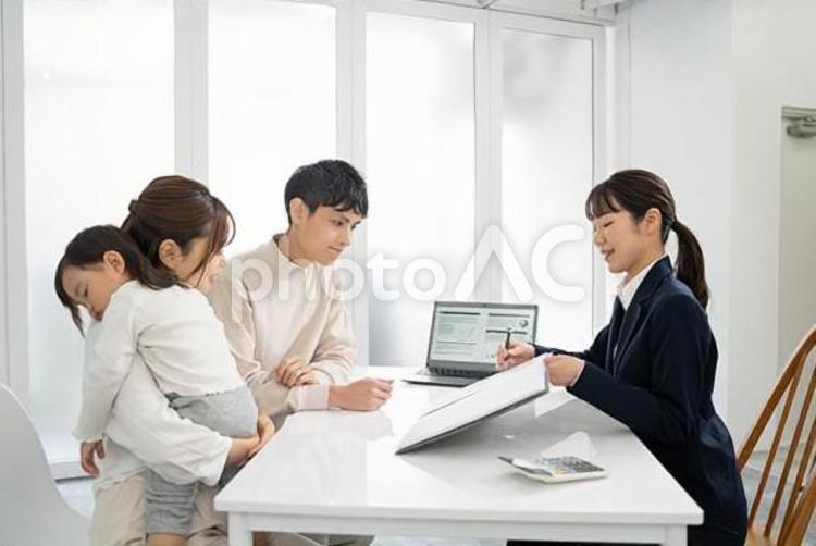 家庭訪問して商品サービスの説明をする女性 営業,ビジネスマン,ビジネスウーマンの写真素材