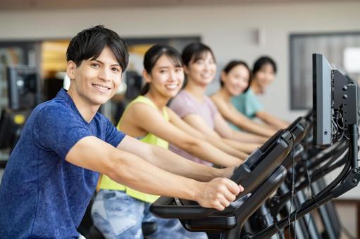 ジムでトレーニングする人々 ジム,トレーニング,フィットネスの写真素材