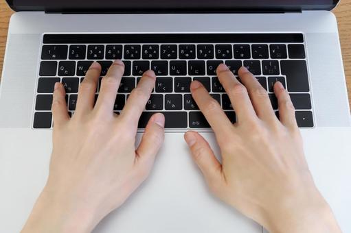 パソコンを使う手元　ビジネス素材 パソコン,手元,ビジネスの写真素材