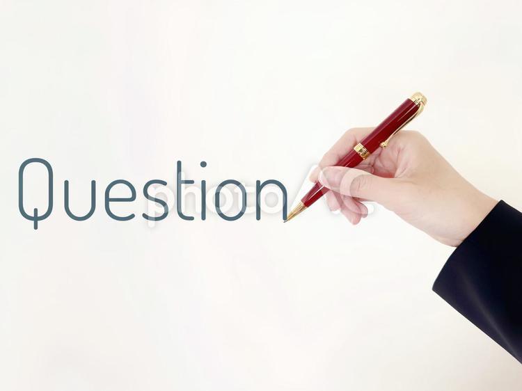 Questionと書く女性の手 疑問,？,クエスチョンの写真素材