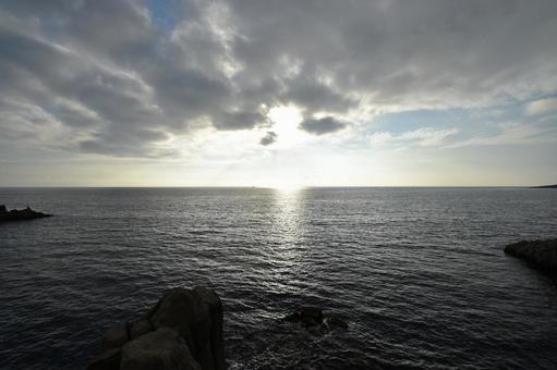 雲の切れ間から光が差すドラマチックな海景 雲の切れ間から光が差すドラマチックな海景 海,空,雲の写真素材