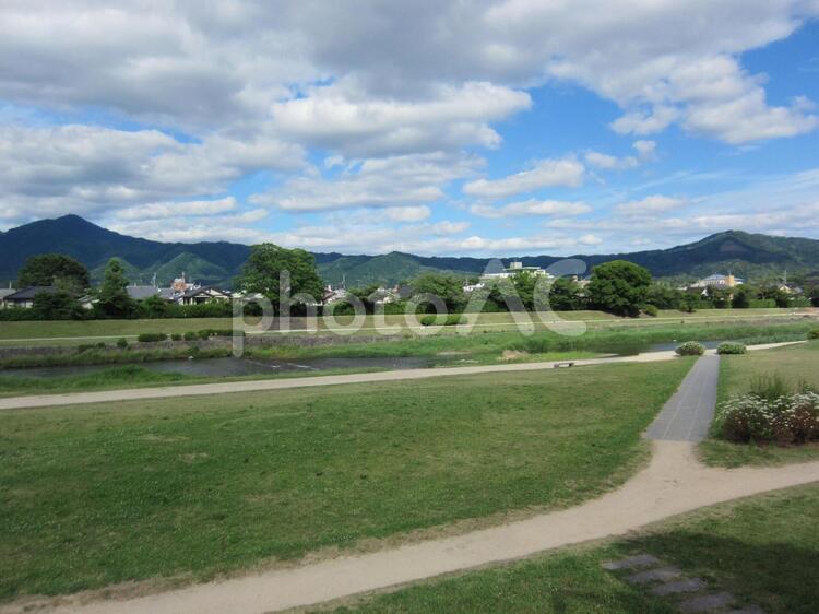 鴨川河川敷から、比叡山～如意ｶﾞ岳（大文字山）を望む 鴨川,比叡山,大文字の写真素材