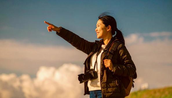 レンズを向ける日本人女性カメラマン レンズを向ける日本人女性カメラマンの写真