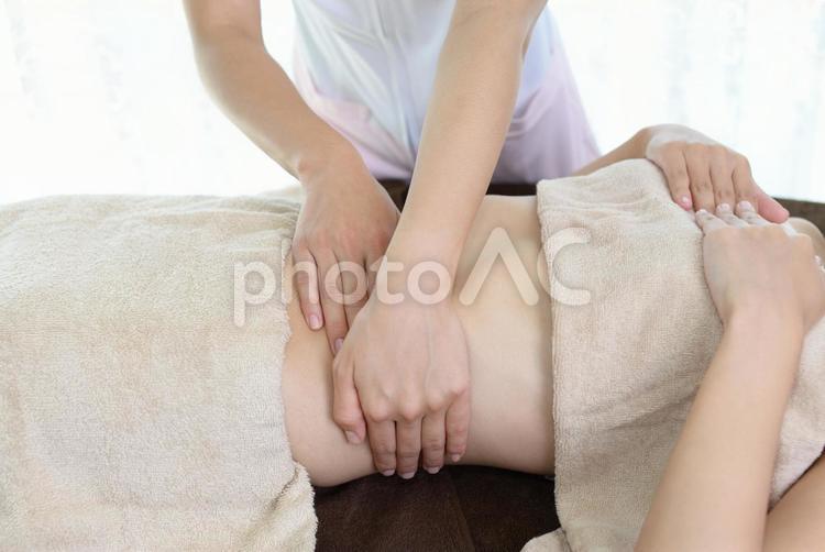 ボディマッサージを受ける女性 ボディケア,女性,女の写真素材