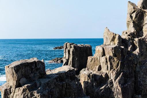 東尋坊 日本海にそびえる断崖と荒波の絶景 東尋坊 日本海にそびえる断崖と荒波の絶景 東尋坊,海,崖の写真素材