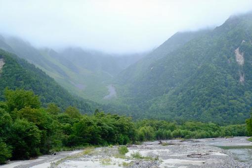 美しい山と川の風景の写真