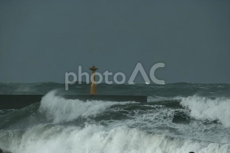 防波堤灯台を飲み込むかのような波　日本海 荒波,日本海,冬の写真素材