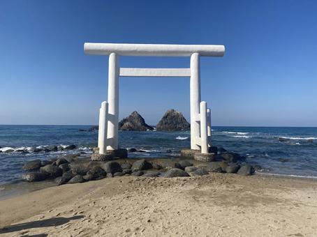 糸島夫婦岩と白鳥居 糸島夫婦岩と白鳥居 福岡,糸島,夫婦岩の写真素材