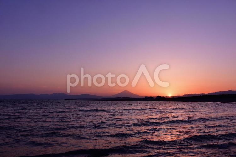 茅ヶ崎海岸から見る富士山と沈みゆく夕陽 風景,海,相模湾の写真素材