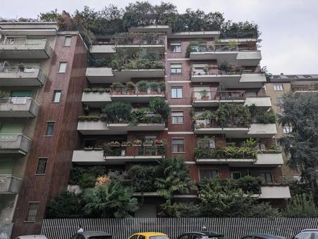 イタリア(ミラノ)の集合住宅 イタリア(ミラノ)の集合住宅 マンション,ベランダ,樹木庭園の写真素材