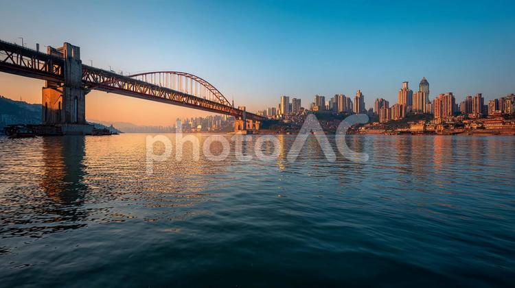 夕暮れに輝く大橋 夕暮れに輝く大橋 川,橋,都市の写真素材
