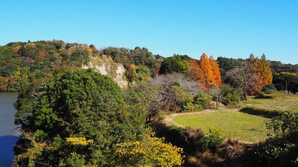 秋の亀山湖・湖畔の紅葉&山並み（君津市） 秋,亀山湖,紅葉の写真素材