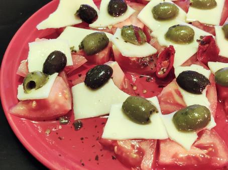 オリーブとチーズのトマトサラダ トマト,オリーブ,チーズの写真素材