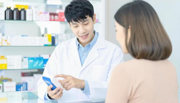 笑顔で働く薬剤師 笑顔で働く薬剤師の写真