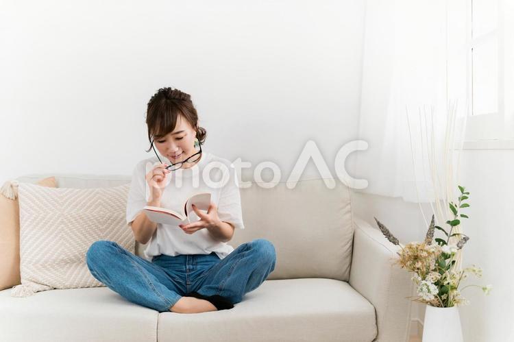 読書中に眼鏡を直すおしゃれな日本人女性 メガネ,眼鏡,女性の写真素材