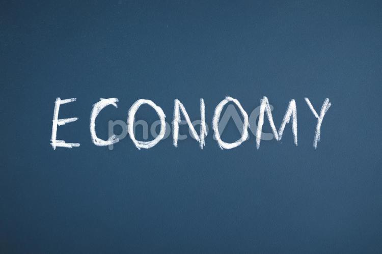 チョークで書かれた「ECONOMY」 ビジネス,英語,economyの写真素材