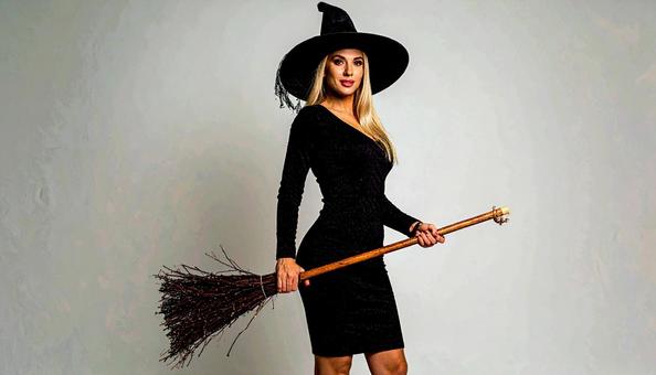 ハロウィン魔女衣裳を着た金髪の女性 ハロウィン魔女衣裳を着た金髪の女性の写真