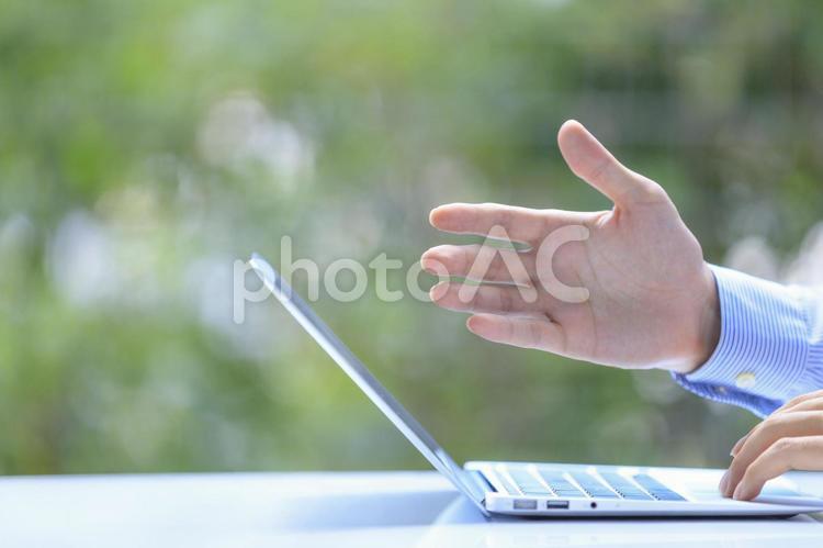 ノートパソコンと男性の手元 ビジネス,パソコン,コンピュータの写真素材