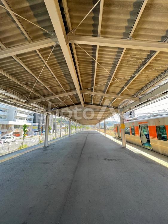 駅のホームと停車する列車 駅,ホーム,鉄道の写真素材