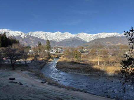 冠雪の北アルプス　白馬三山　長野県白馬村 冠雪,北アルプス,秋の写真素材