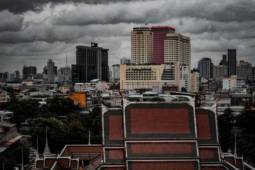 バンコクの古寺と現代都市 バンコクの古寺と現代都市 バンコク,タイ,古寺の写真素材