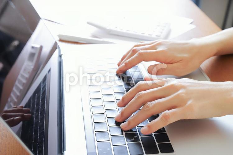 パソコンを使う手元　ビジネス素材 パソコン,ノートパソコン,pcの写真素材