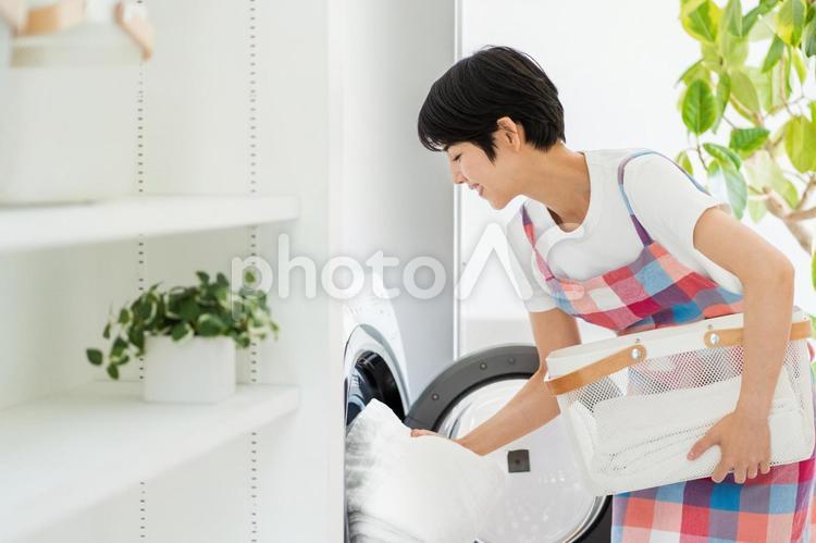 洗濯をする主婦。 女性,洗濯,家事の写真素材