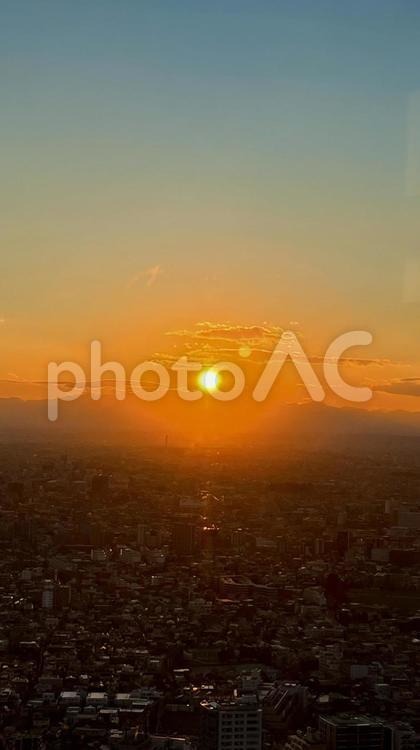 都庁から望む夕日と新宿の街並み 夕日,夕焼け,日の入りの写真素材