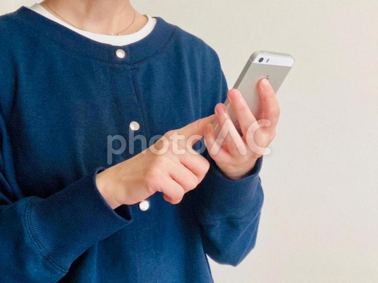 スマホを操作する女性（予約・申請） スマホ,操作,女性の写真素材