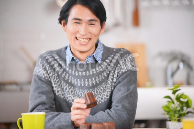 カヌレを食べる男性 男性,彼氏,日本人の写真素材