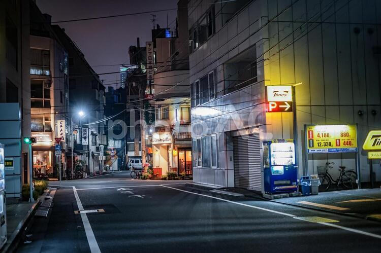 東京都中央区の路地裏夜景 東京,路地裏,標識の写真素材