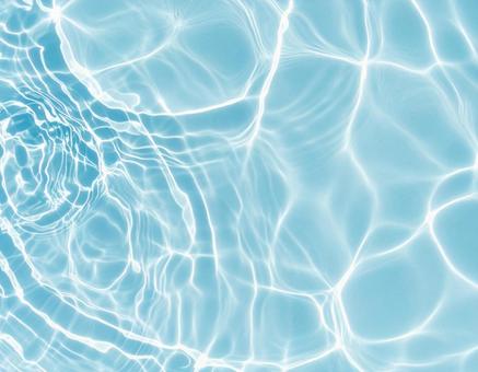 透明感のある青い水面に広がる波紋 透明感のある青い水面に広がる波紋の写真