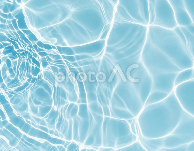 透明感のある青い水面に広がる波紋 水,水面,水紋の写真素材