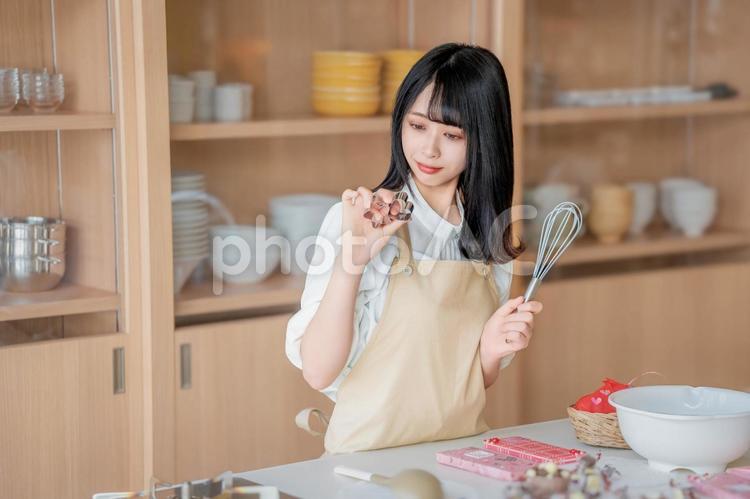 星とハートの型抜きを見る若い女性料理人 バレンタイン,バレンタインデー,チョコの写真素材